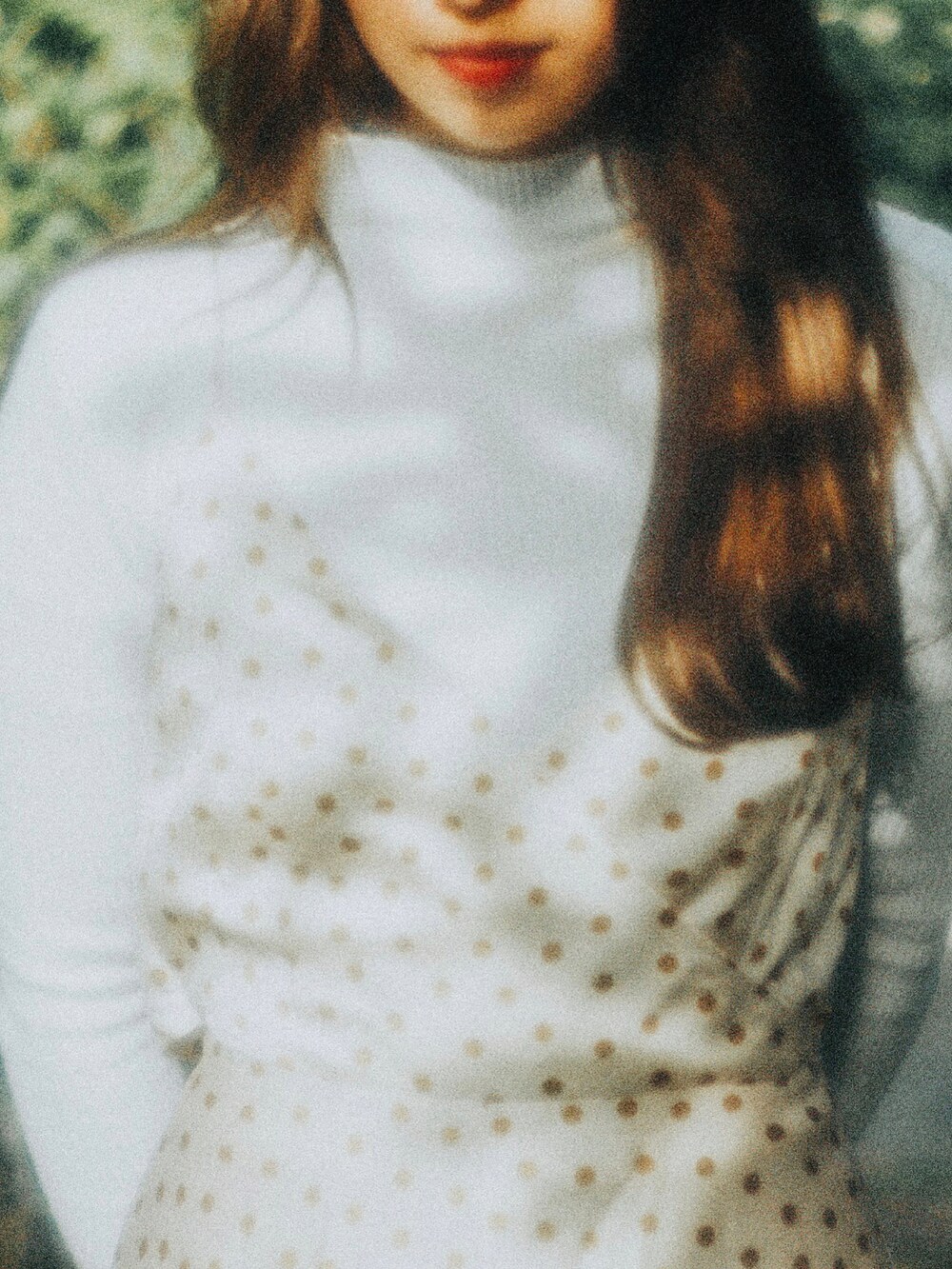 ホワイト系のニット/セーター、ブラック系のサンダルを着用したレディースの秋コーディネートの2枚目の写真