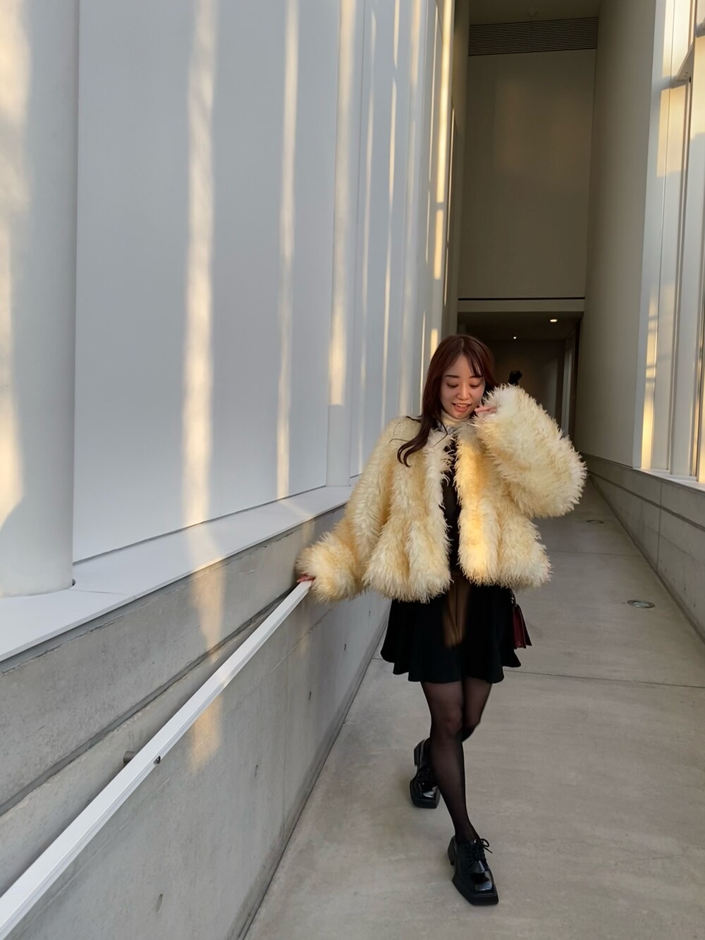 ベージュ系のジャケット/アウターを着用したレディースの冬コーディネートの2枚目の写真