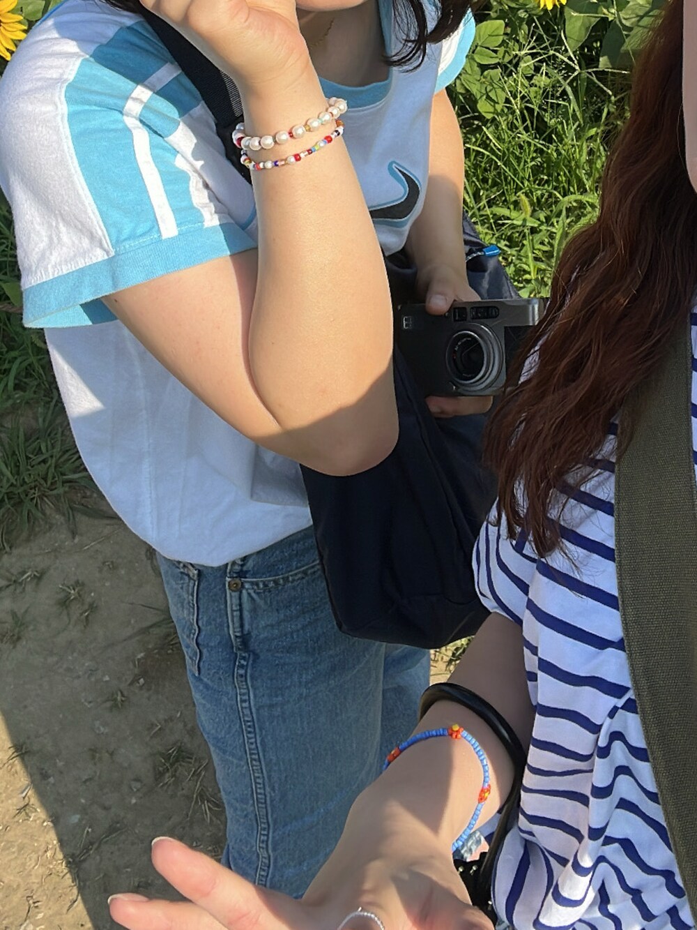 ブルー系のデニムパンツを着用したレディースの冬コーディネートの2枚目の写真