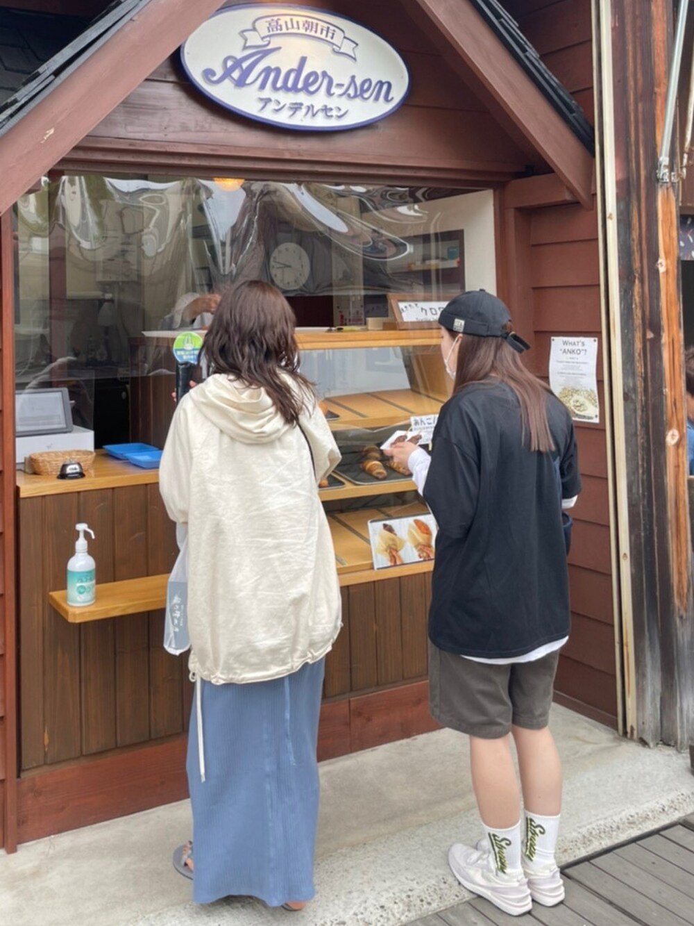 グレー系のサンダル、その他のスカート、ホワイト系のパーカーを着用したレディースの春コーディネートの2枚目の写真