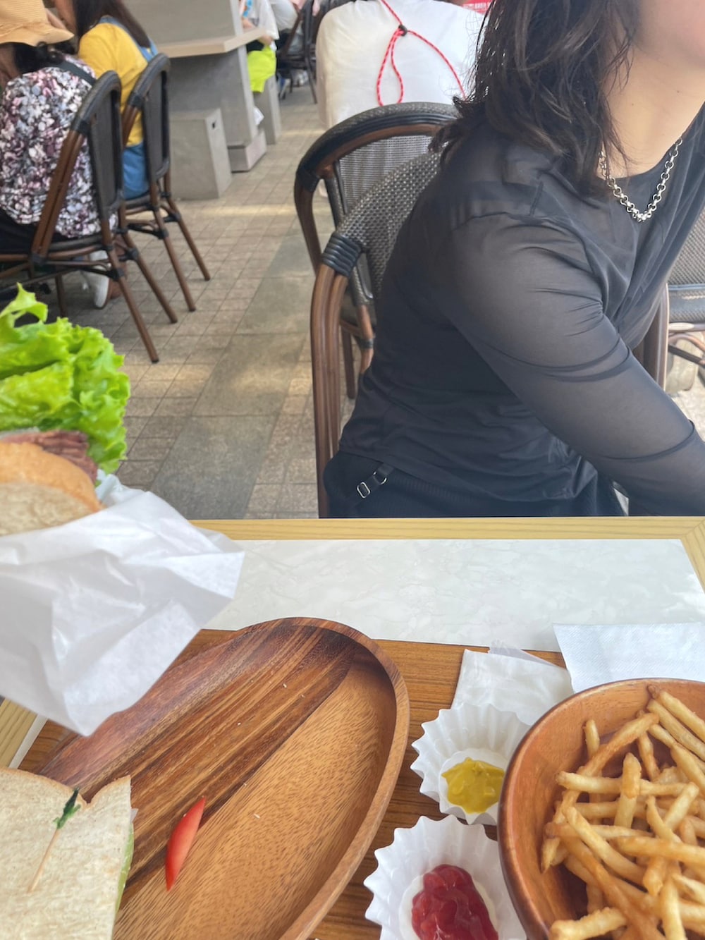 グレー系のサンダル、ブラック系のその他アンダーウェア/インナーを着用したレディースの夏コーディネートの2枚目の写真