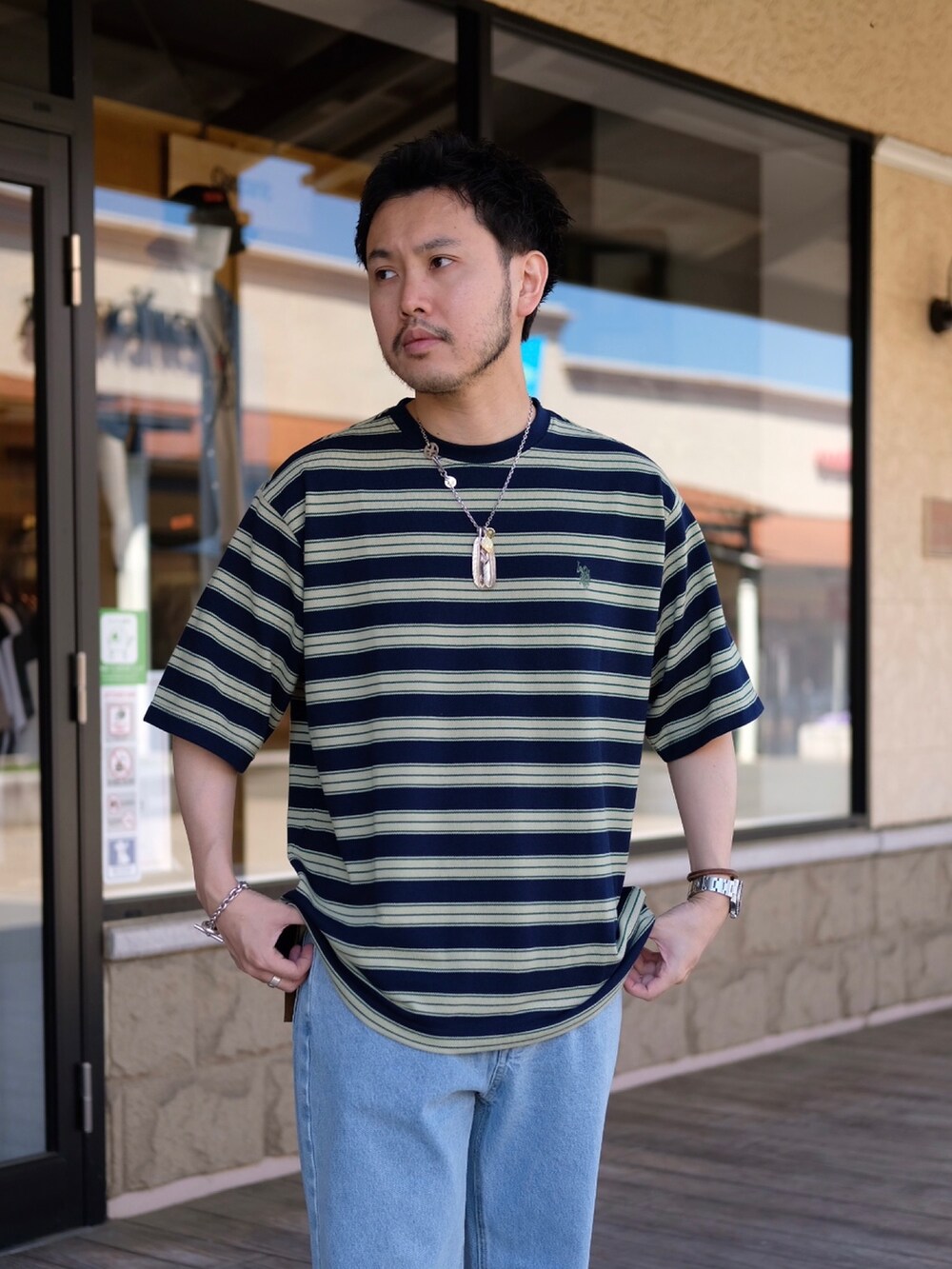 グリーン系のTシャツ/カットソーを着用したメンズの春コーディネートの2枚目の写真