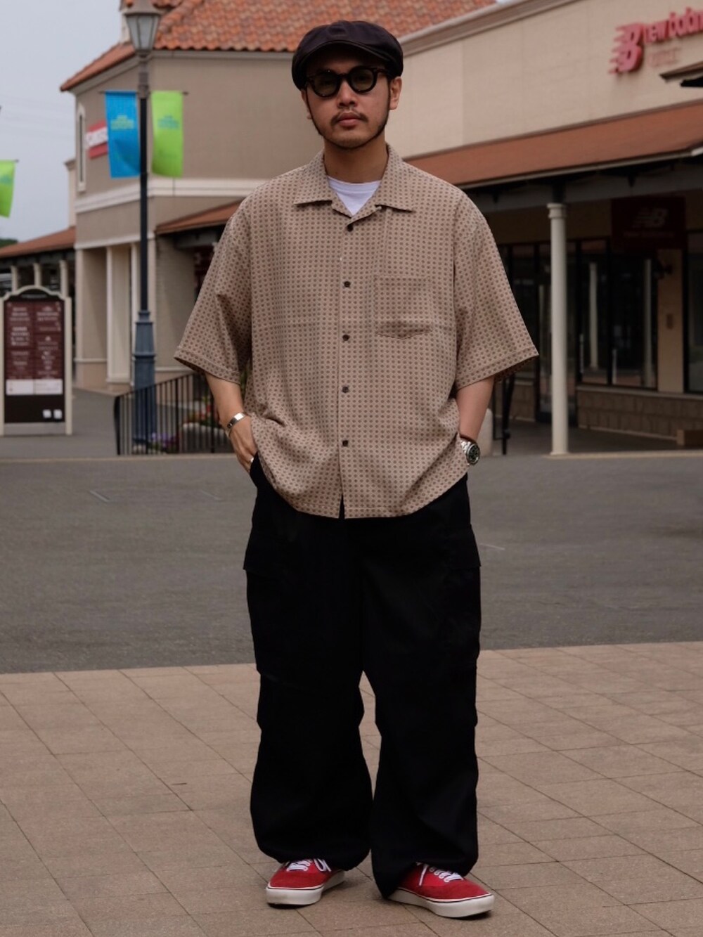 ブラック系のカーゴパンツを着用したメンズの春コーディネートの2枚目の写真