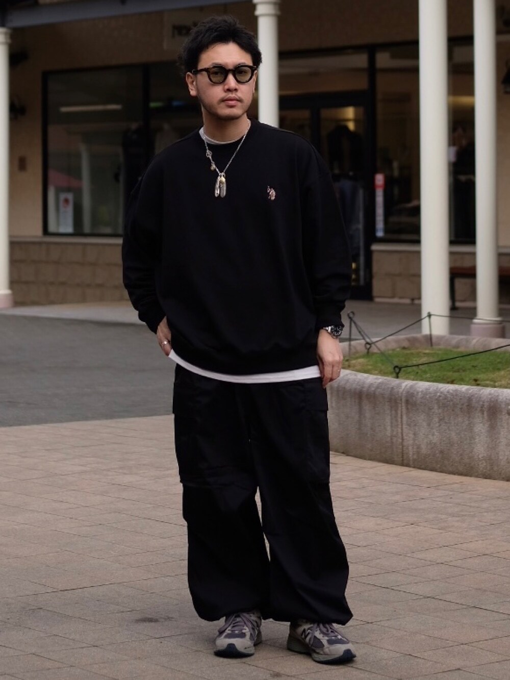 ブラック系のスウェット、ブラック系のカーゴパンツを着用したメンズの春コーディネートの2枚目の写真