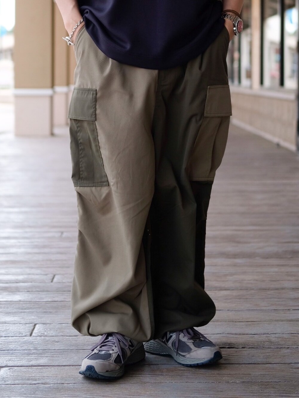 グレー系のTシャツ/カットソー、グリーン系のカーゴパンツを着用したメンズの春コーディネートの3枚目の写真