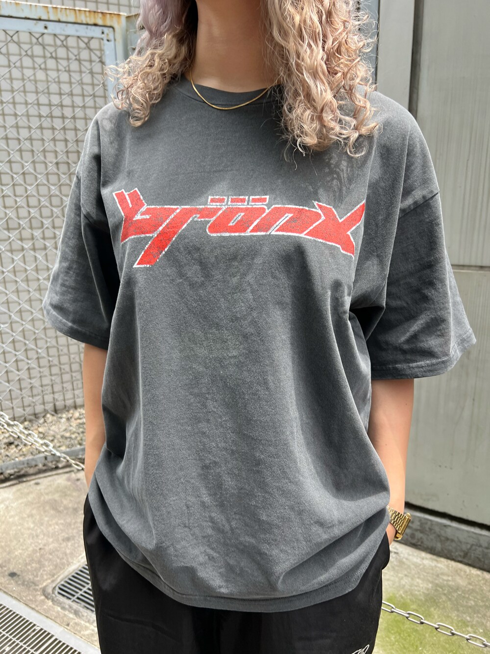 ブラック系のTシャツ/カットソー、ブラック系のカーゴパンツ、ブラック系のニットキャップ/ビーニーを着用したレディースの夏コーディネートの3枚目の写真