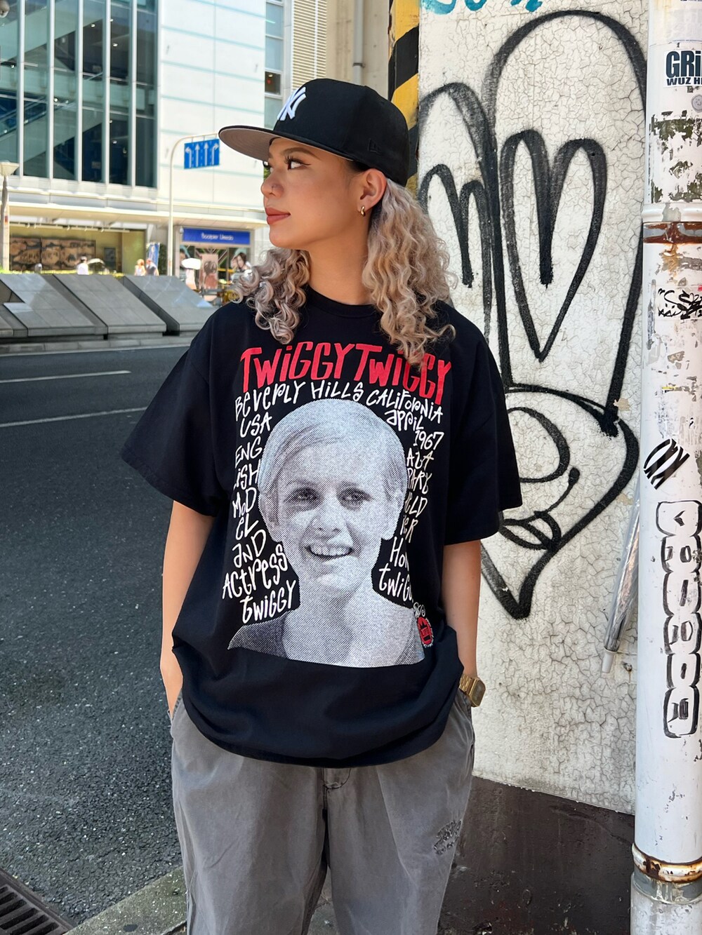 ホワイト系のTシャツ/カットソー、グレー系のカーゴパンツを着用したレディースの夏コーディネートの2枚目の写真