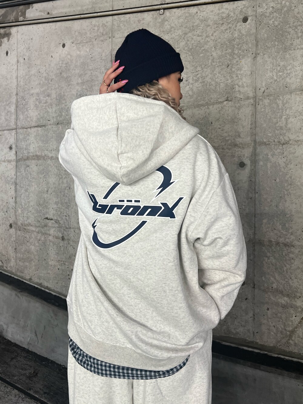 ホワイト系のシャツ/ブラウス、グレー系のパーカー、グレー系のスウェットパンツを着用したレディースの秋コーディネートの2枚目の写真