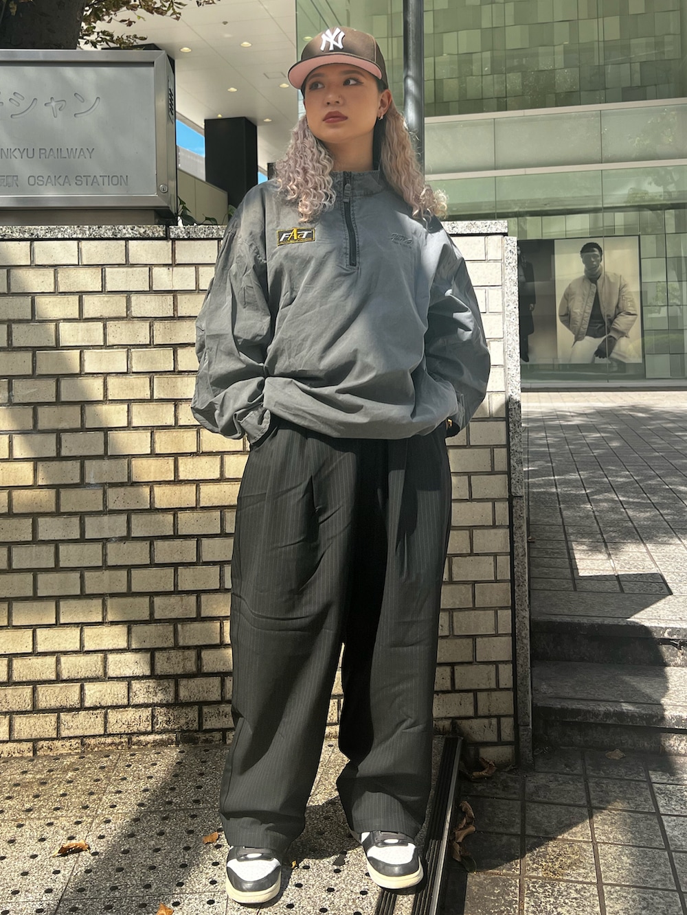 グレー系のシャツ/ブラウスを着用したレディースの秋コーディネートの2枚目の写真