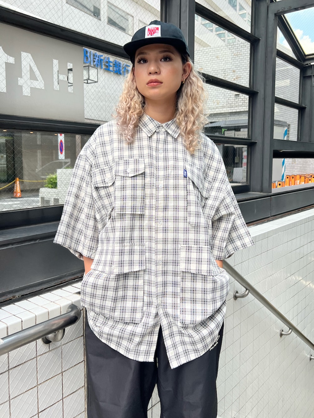 ベージュ系のシャツ/ブラウス、ブラック系のカーゴパンツを着用したレディースの夏コーディネートの2枚目の写真