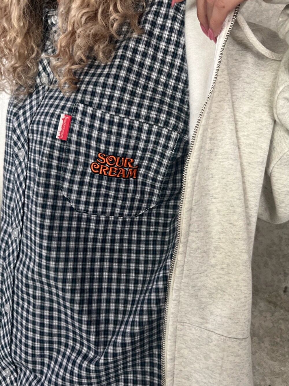 ホワイト系のシャツ/ブラウス、グレー系のパーカー、グレー系のスウェットパンツを着用したレディースの秋コーディネートの4枚目の写真