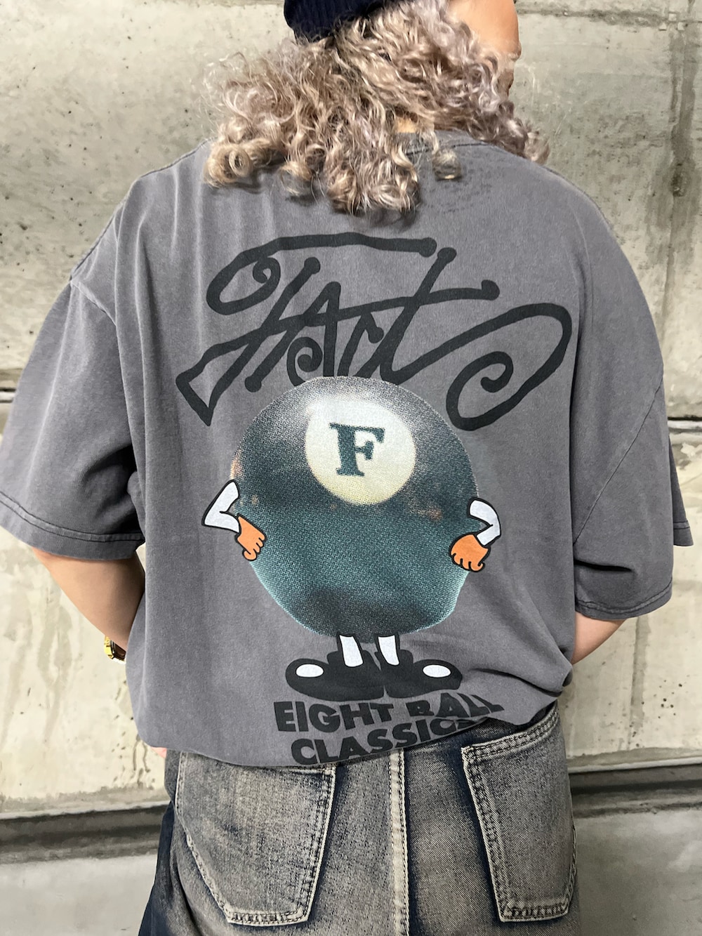 グレー系のTシャツ/カットソー、ブルー系のデニムパンツを着用したレディースの夏コーディネートの4枚目の写真