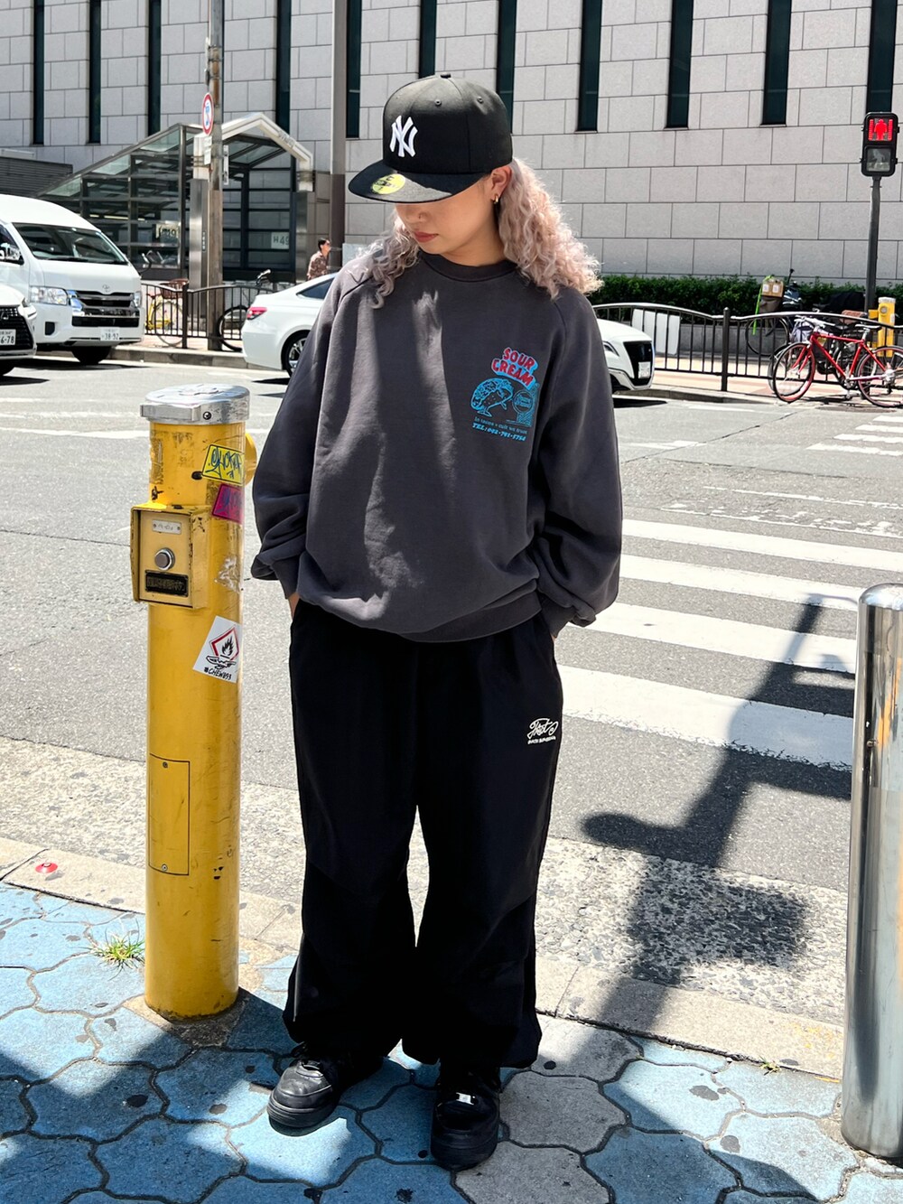 ブラック系のスウェットを着用したレディースの夏コーディネートの3枚目の写真