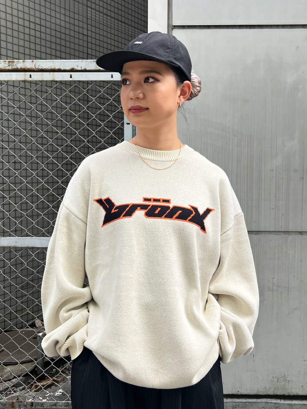 ホワイト系のニット/セーターを着用したレディースの秋コーディネートの2枚目の写真