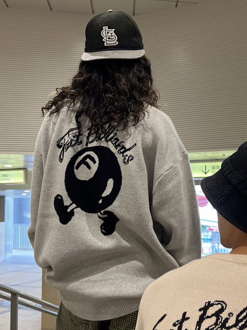 グレー系のニット/セーターを着用したレディースの夏コーディネートの2枚目の写真