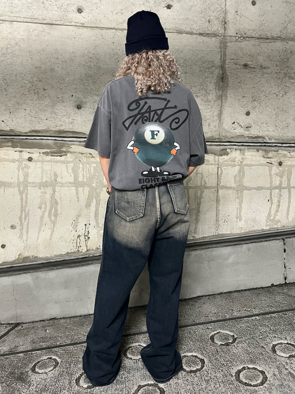 グレー系のTシャツ/カットソー、ブルー系のデニムパンツを着用したレディースの夏コーディネートの3枚目の写真