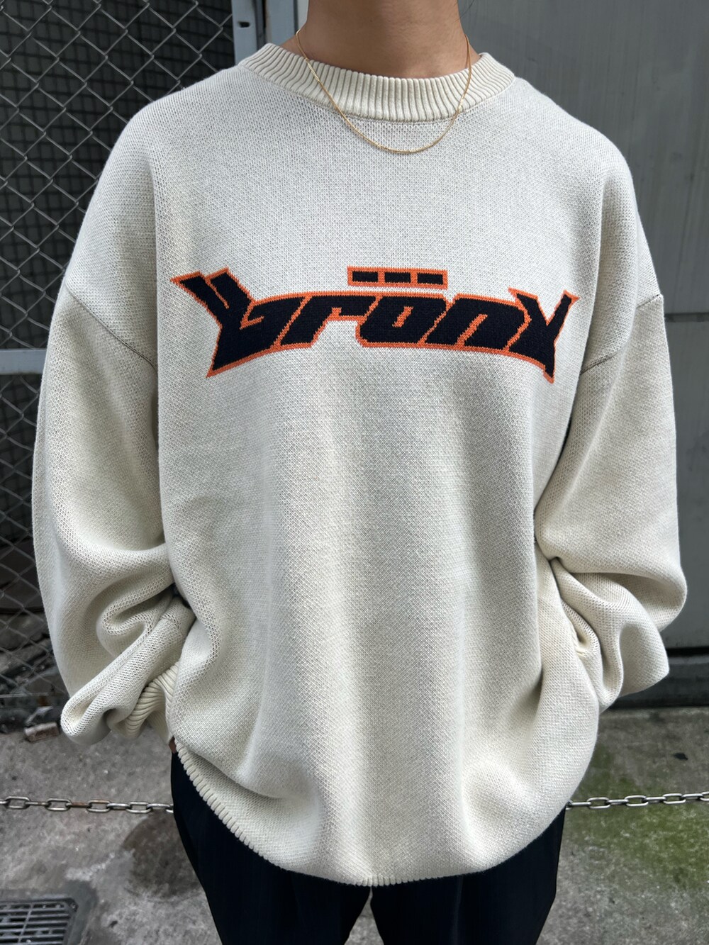 ホワイト系のニット/セーターを着用したレディースの秋コーディネートの3枚目の写真