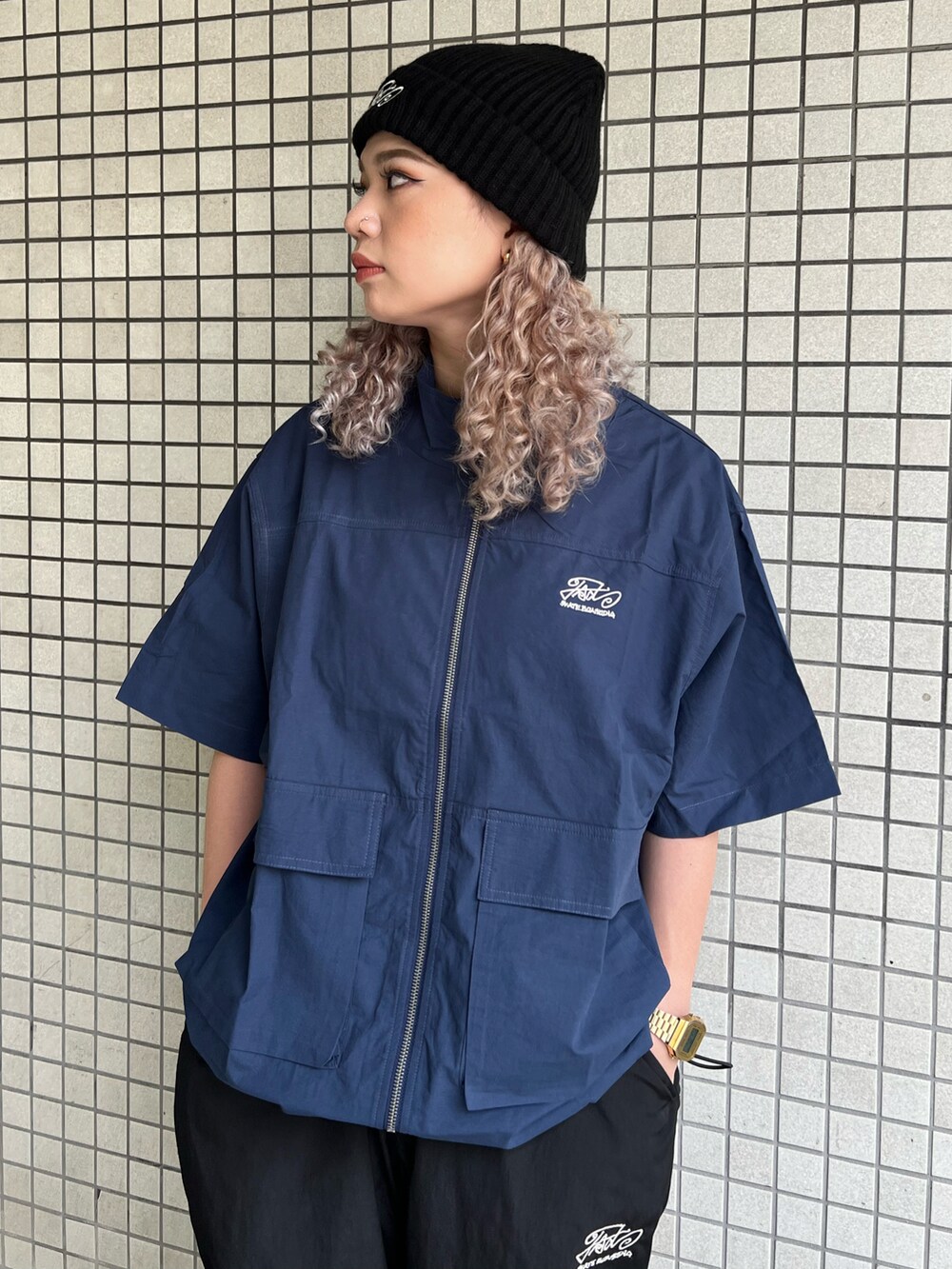 ブルー系のシャツ/ブラウス、ブラック系のカーゴパンツ、ブラック系のニットキャップ/ビーニーを着用したレディースの春コーディネートの2枚目の写真