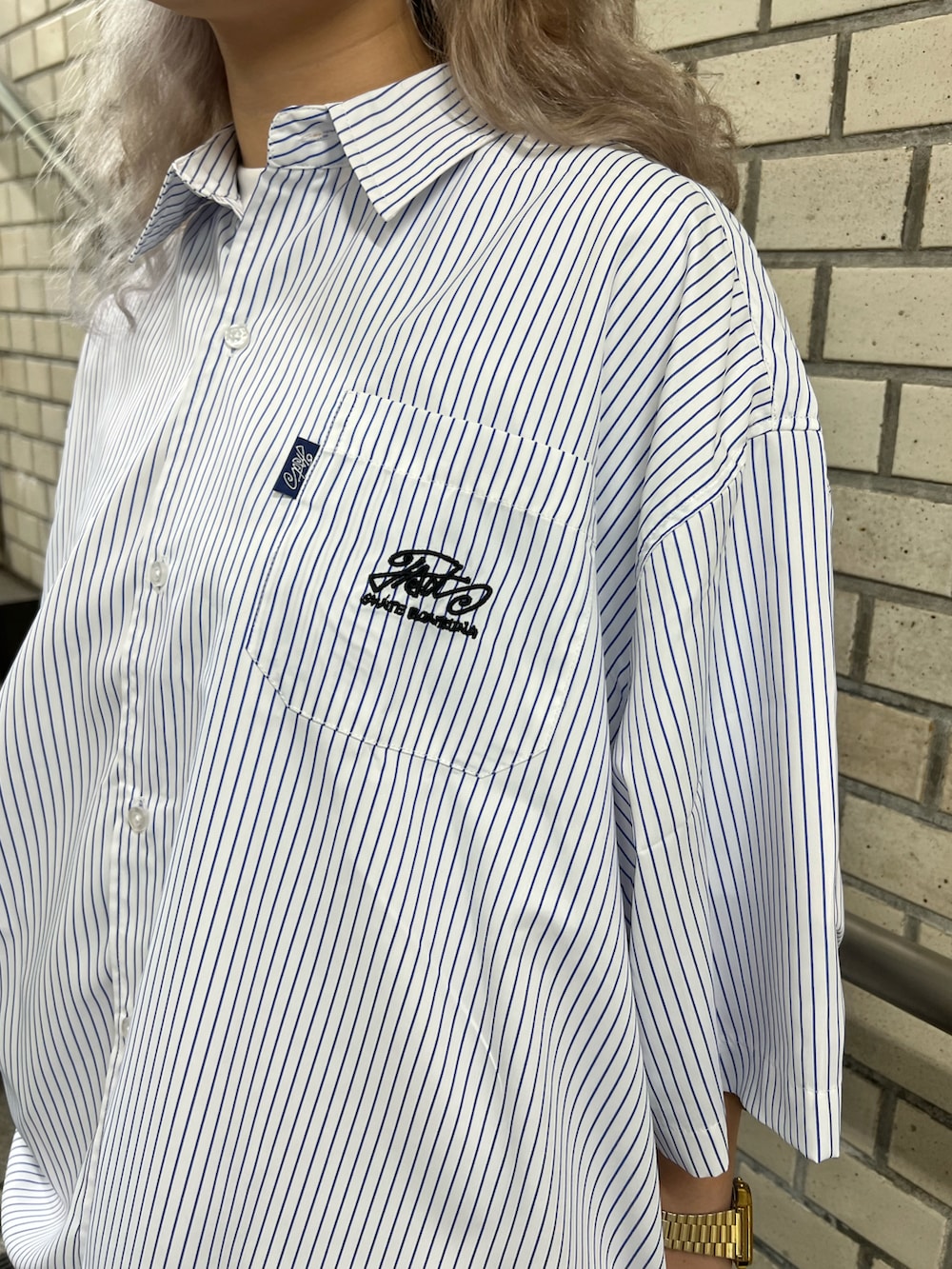 ホワイト系のシャツ/ブラウス、グレー系のカーゴパンツ、ブラック系のニットキャップ/ビーニーを着用したレディースの夏コーディネートの3枚目の写真