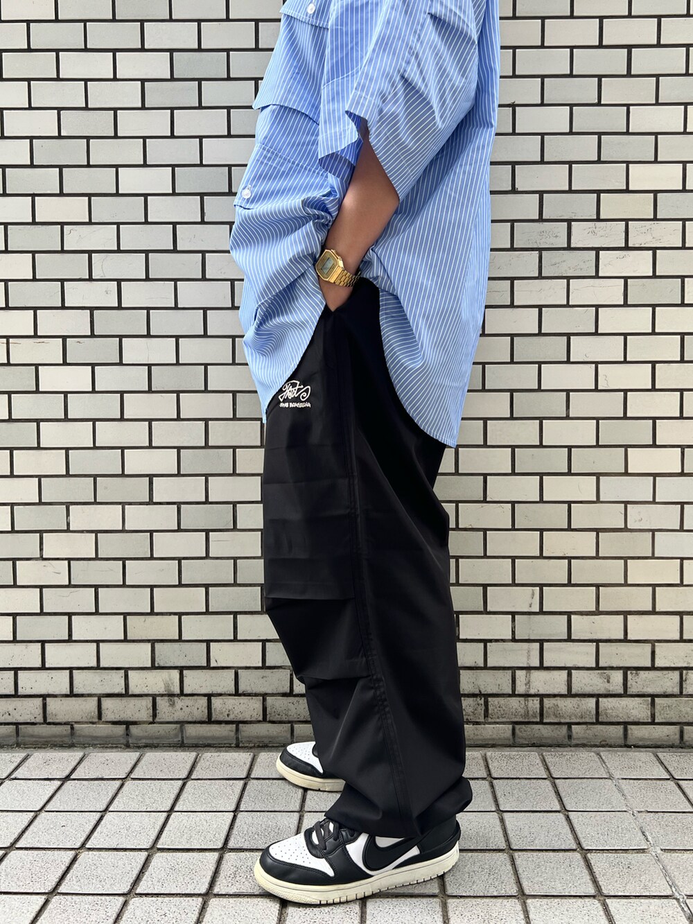 ブルー系のシャツ/ブラウス、ブラック系のカーゴパンツ、ブラック系のニットキャップ/ビーニーを着用したレディースの夏コーディネートの3枚目の写真