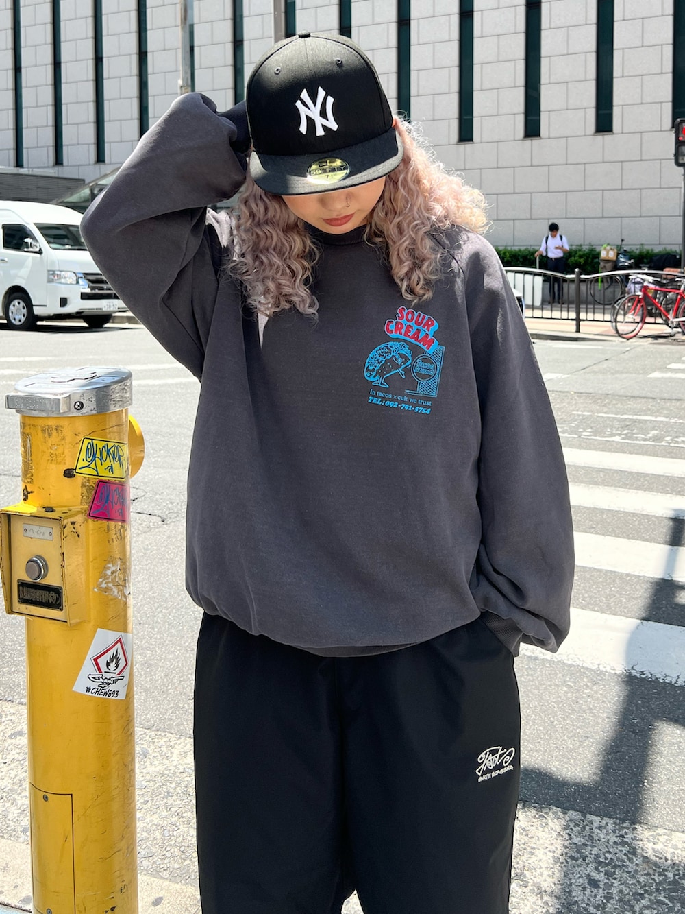 ブラック系のスウェットを着用したレディースの夏コーディネートの4枚目の写真