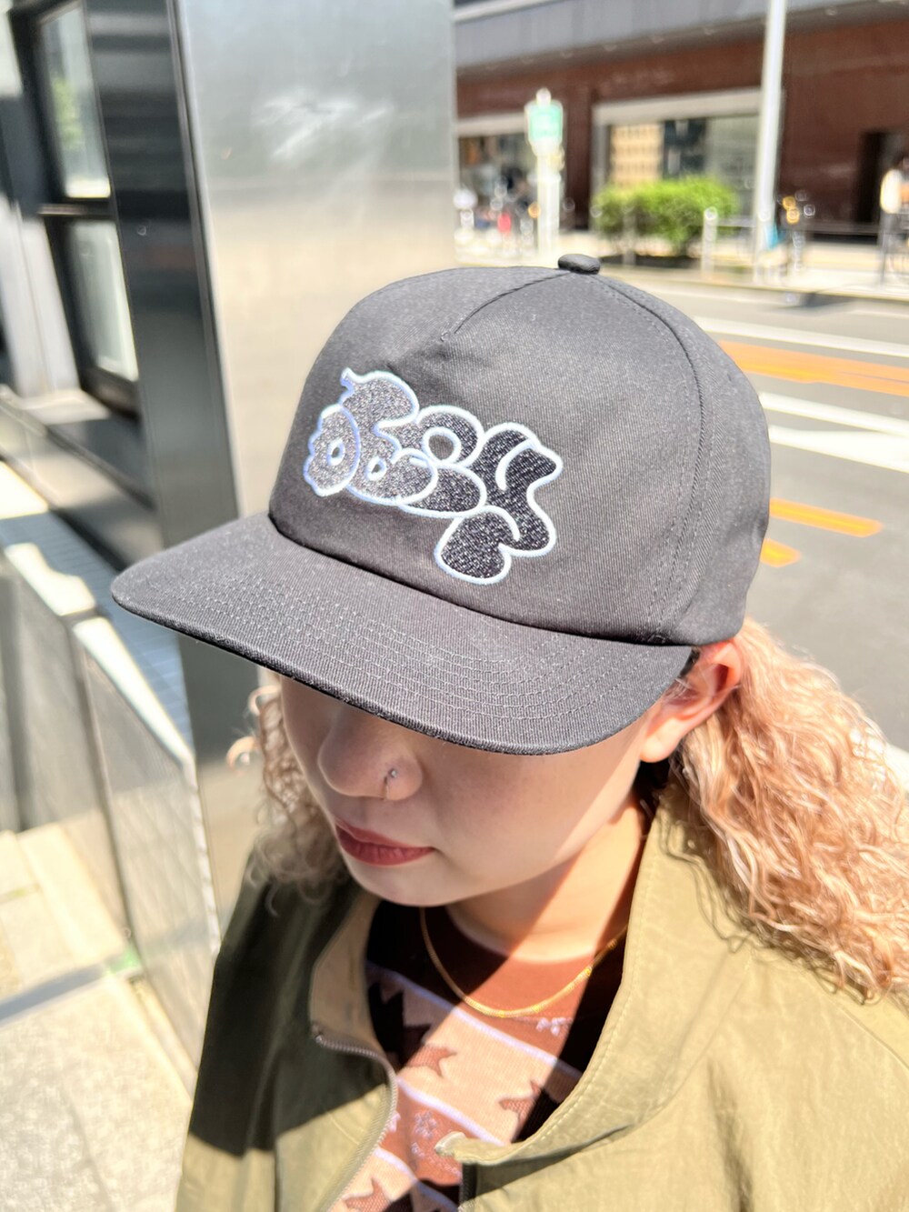 「春コーデ、おしゃれさんと繋がりたい、OBEY、WHO’S WHO gallery、wwg、スニーカーコーデ、フーズフーギャラリー(WHO'S WHO gallery)、ストリート、デニム、ブラックデニム」｜「WHO'S WHO galleryのCOOPER FACTスタンドカラーブルゾン（ブルゾン、グリーン系）」を使った、Yuiさん（レディース・160cm）の春コーディネートの2枚目の写真