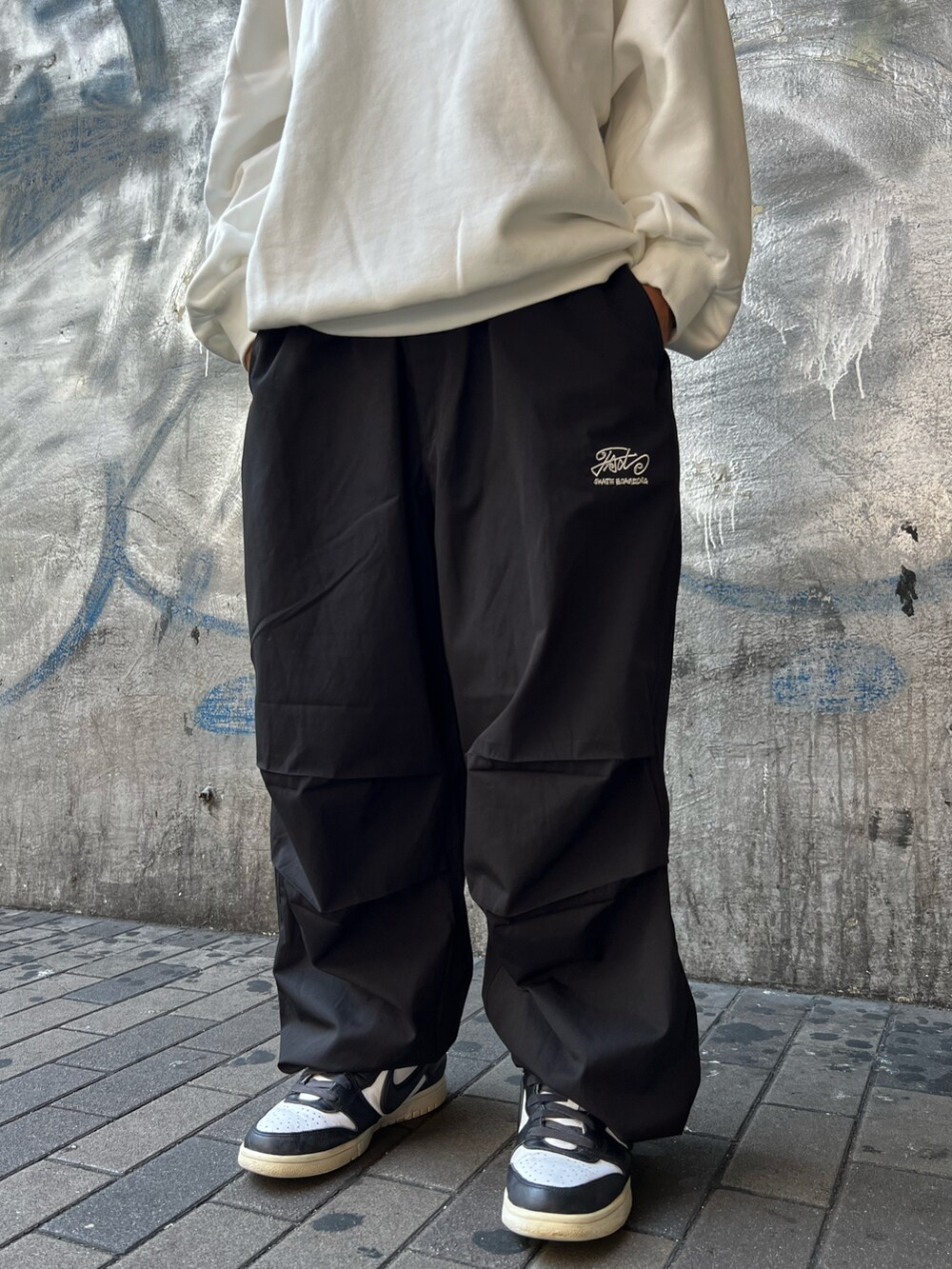 ブラック系のカーゴパンツを着用したレディースの秋コーディネートの5枚目の写真