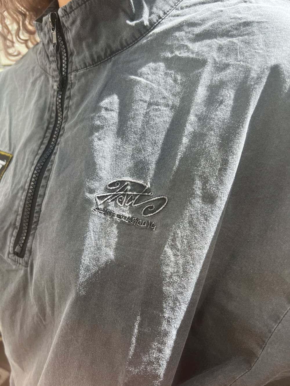 グレー系のシャツ/ブラウスを着用したレディースの秋コーディネートの5枚目の写真