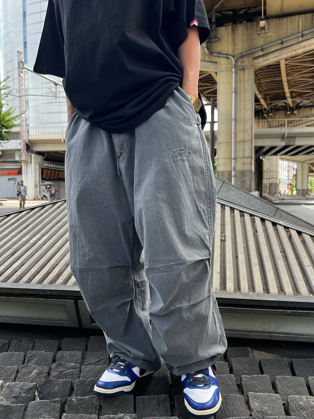 ブラック系のTシャツ/カットソー、グレー系のカーゴパンツを着用したレディースの夏コーディネートの4枚目の写真