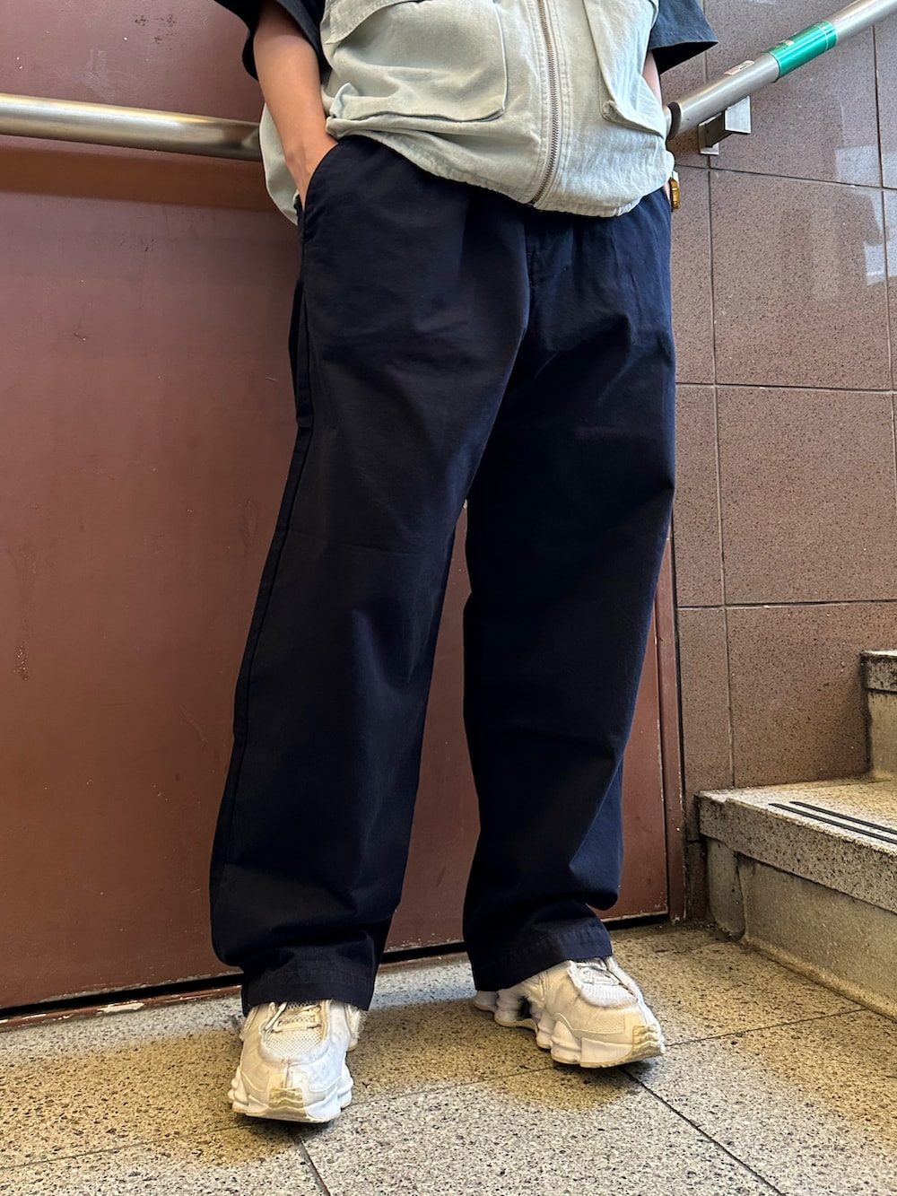 「大人カジュアル、Ｔシャツ、ストリート、ストリートコーデ、メンズライク、メンズライクコーデ、wwg、whoswhogallery、NIKE、NEWERA、フーズフーギャラリー(WHO'S WHO gallery)、ベスト、ベスト×Tシャツ、チノパン、used」｜「WHO'S WHO galleryのCOOPER FACTスタンドカラーベスト（ベスト、ブルー系）」を使った、Yuiさん（レディース・160cm）の春コーディネートの4枚目の写真