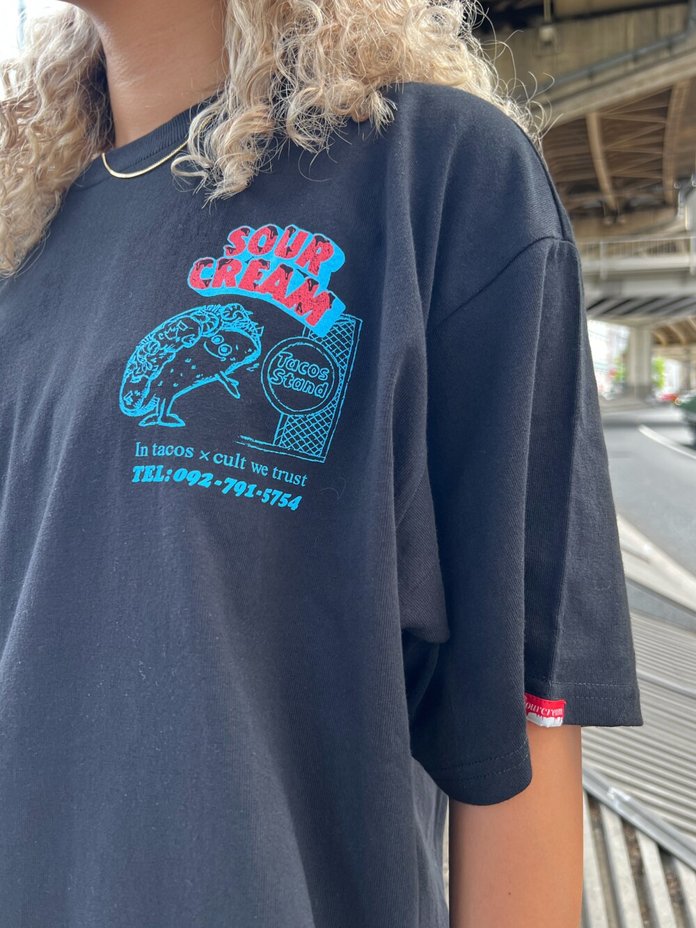 ブラック系のTシャツ/カットソー、グレー系のカーゴパンツを着用したレディースの夏コーディネートの3枚目の写真