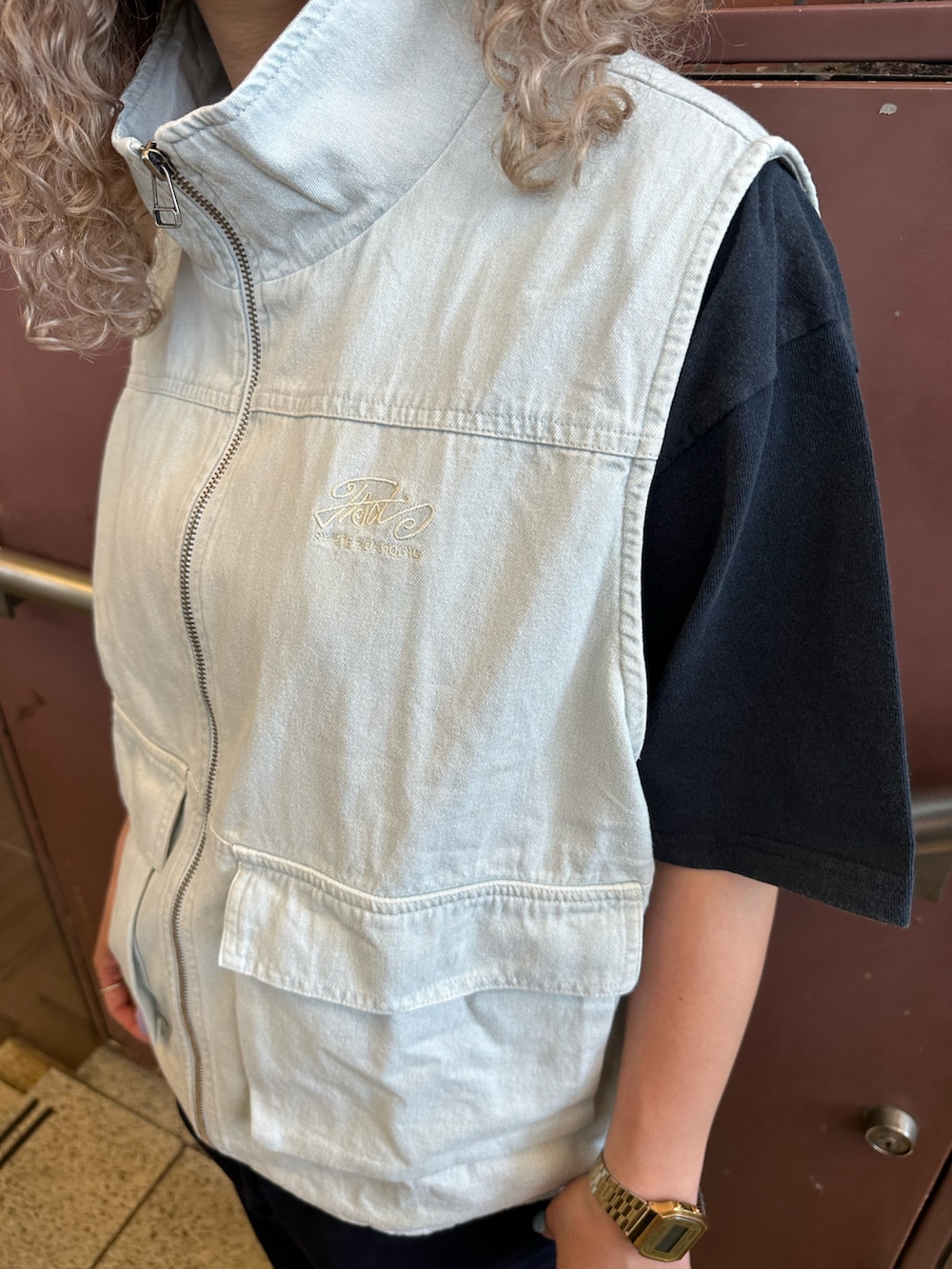 「大人カジュアル、Ｔシャツ、ストリート、ストリートコーデ、メンズライク、メンズライクコーデ、wwg、whoswhogallery、NIKE、NEWERA、フーズフーギャラリー(WHO'S WHO gallery)、ベスト、ベスト×Tシャツ、チノパン、used」｜「WHO'S WHO galleryのCOOPER FACTスタンドカラーベスト（ベスト、ブルー系）」を使った、Yuiさん（レディース・160cm）の春コーディネートの3枚目の写真