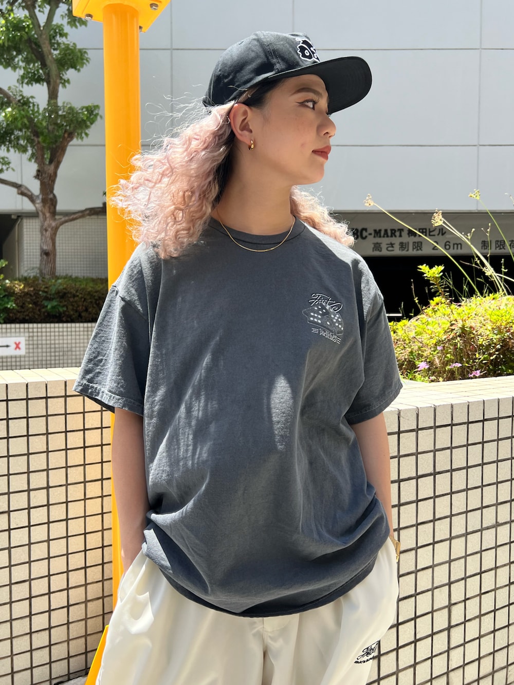 ブラック系のベスト、グレー系のTシャツ/カットソー、ホワイト系のカーゴパンツを着用したレディースの夏コーディネートの5枚目の写真