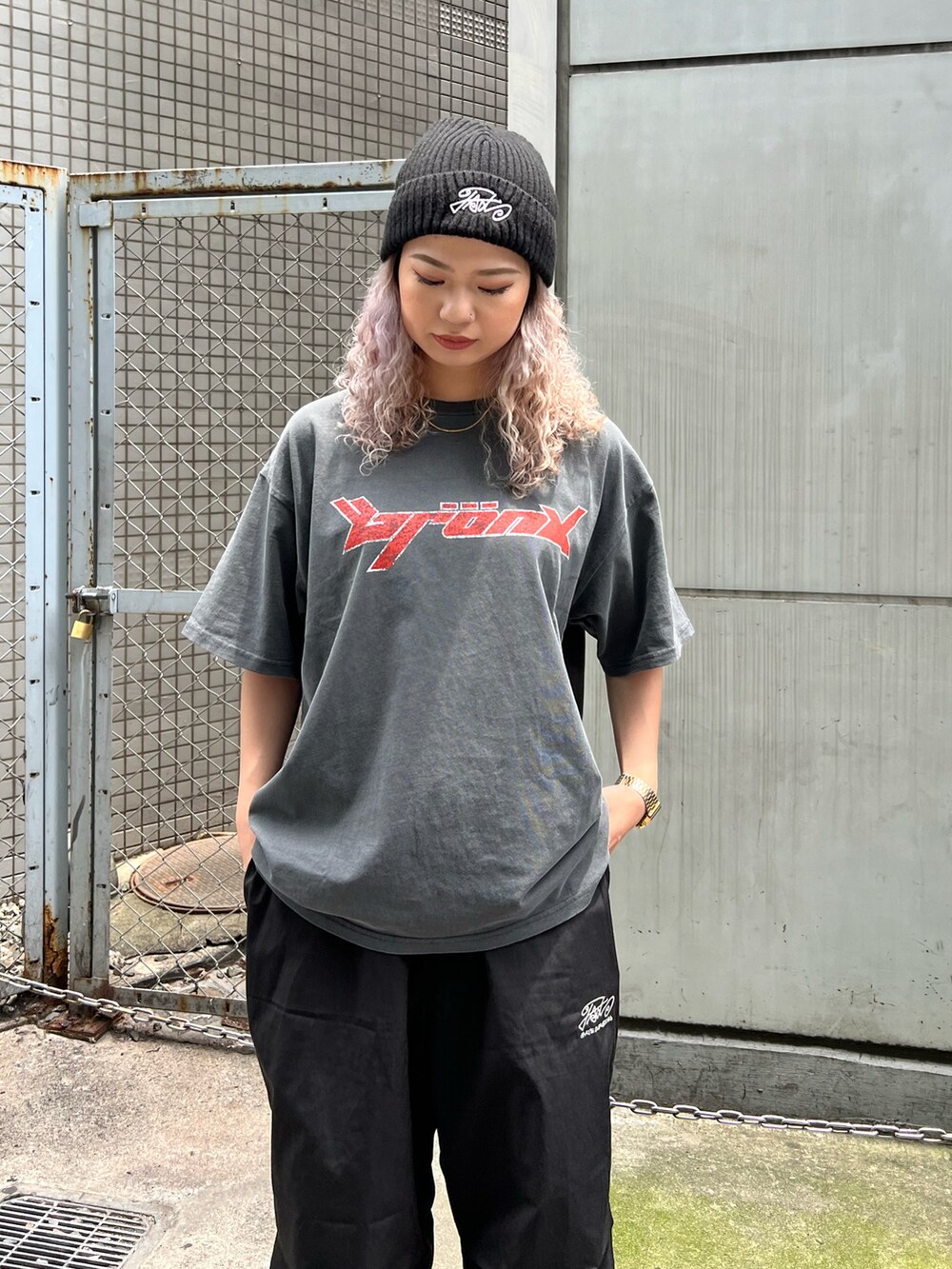 ブラック系のTシャツ/カットソー、ブラック系のカーゴパンツ、ブラック系のニットキャップ/ビーニーを着用したレディースの夏コーディネートの2枚目の写真