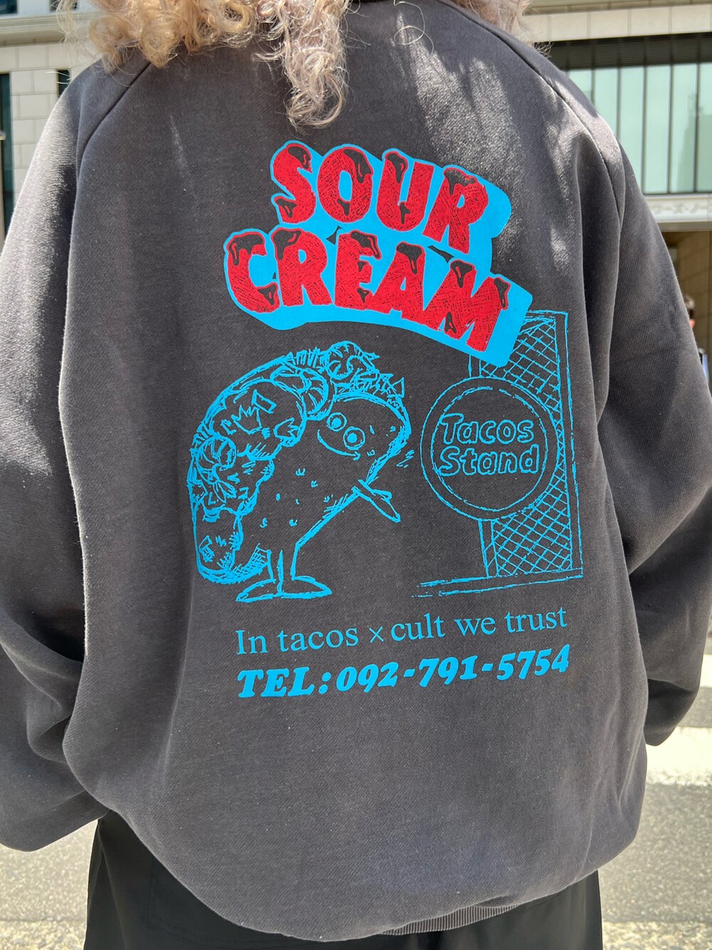 ブラック系のスウェットを着用したレディースの夏コーディネートの2枚目の写真