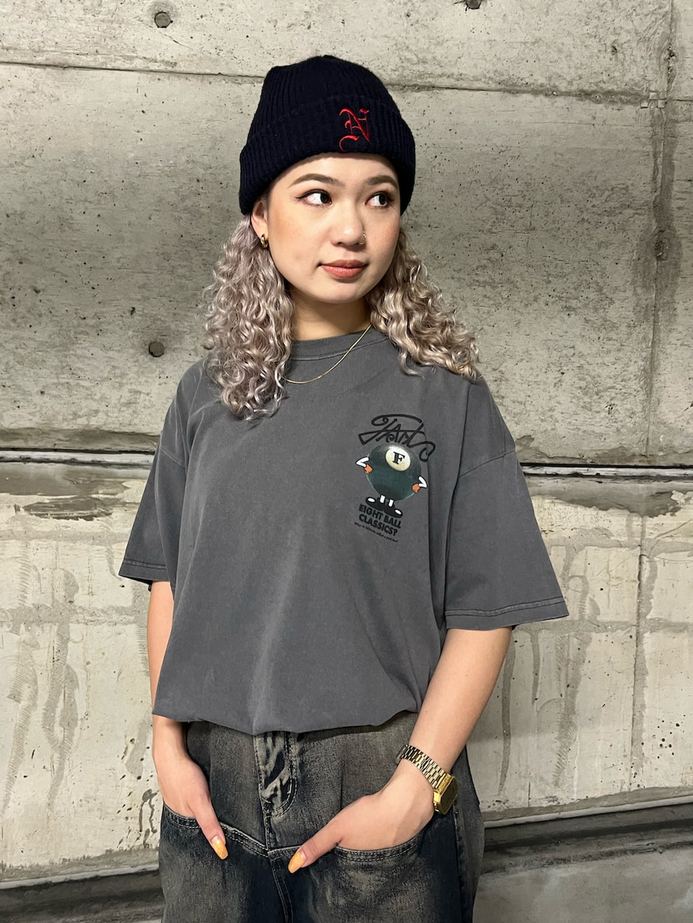 グレー系のTシャツ/カットソー、ブルー系のデニムパンツを着用したレディースの夏コーディネートの2枚目の写真