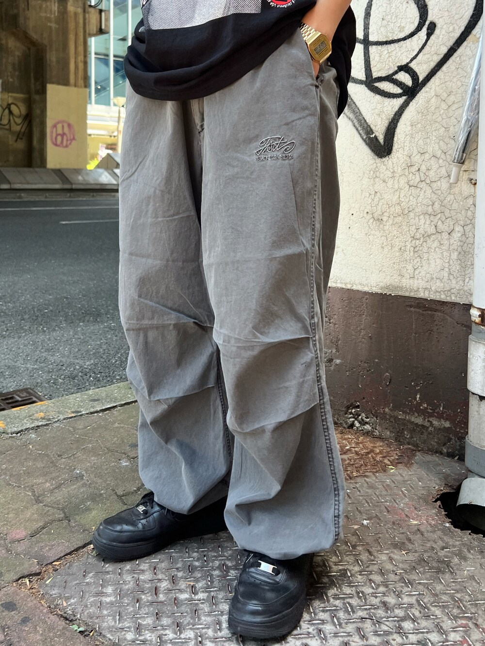 ホワイト系のTシャツ/カットソー、グレー系のカーゴパンツを着用したレディースの夏コーディネートの4枚目の写真