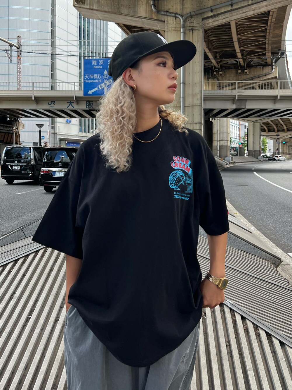 ブラック系のTシャツ/カットソー、グレー系のカーゴパンツを着用したレディースの夏コーディネートの2枚目の写真