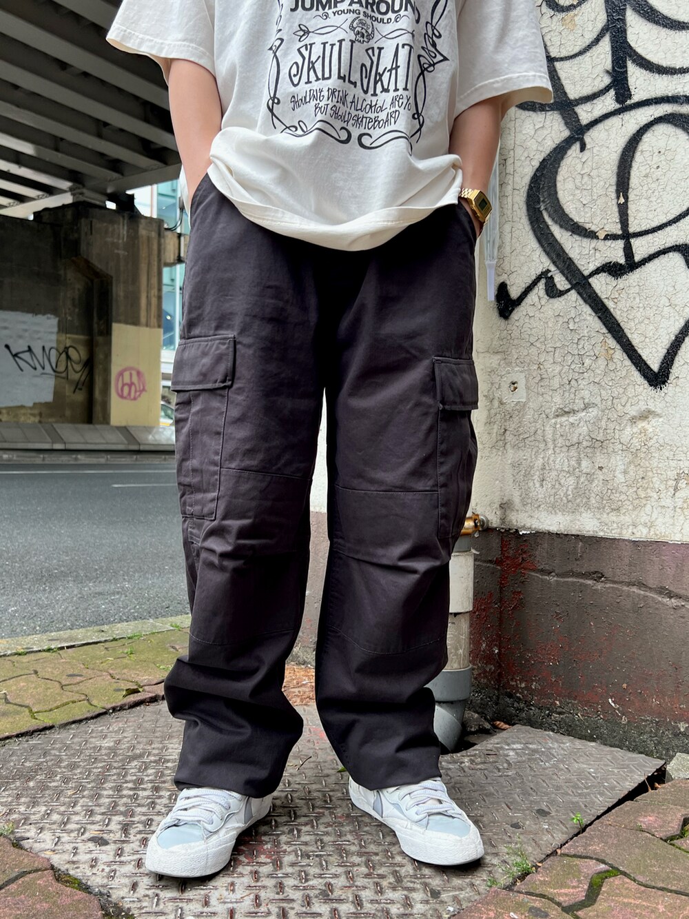 ホワイト系のTシャツ/カットソー、グレー系のカーゴパンツを着用したレディースの夏コーディネートの3枚目の写真