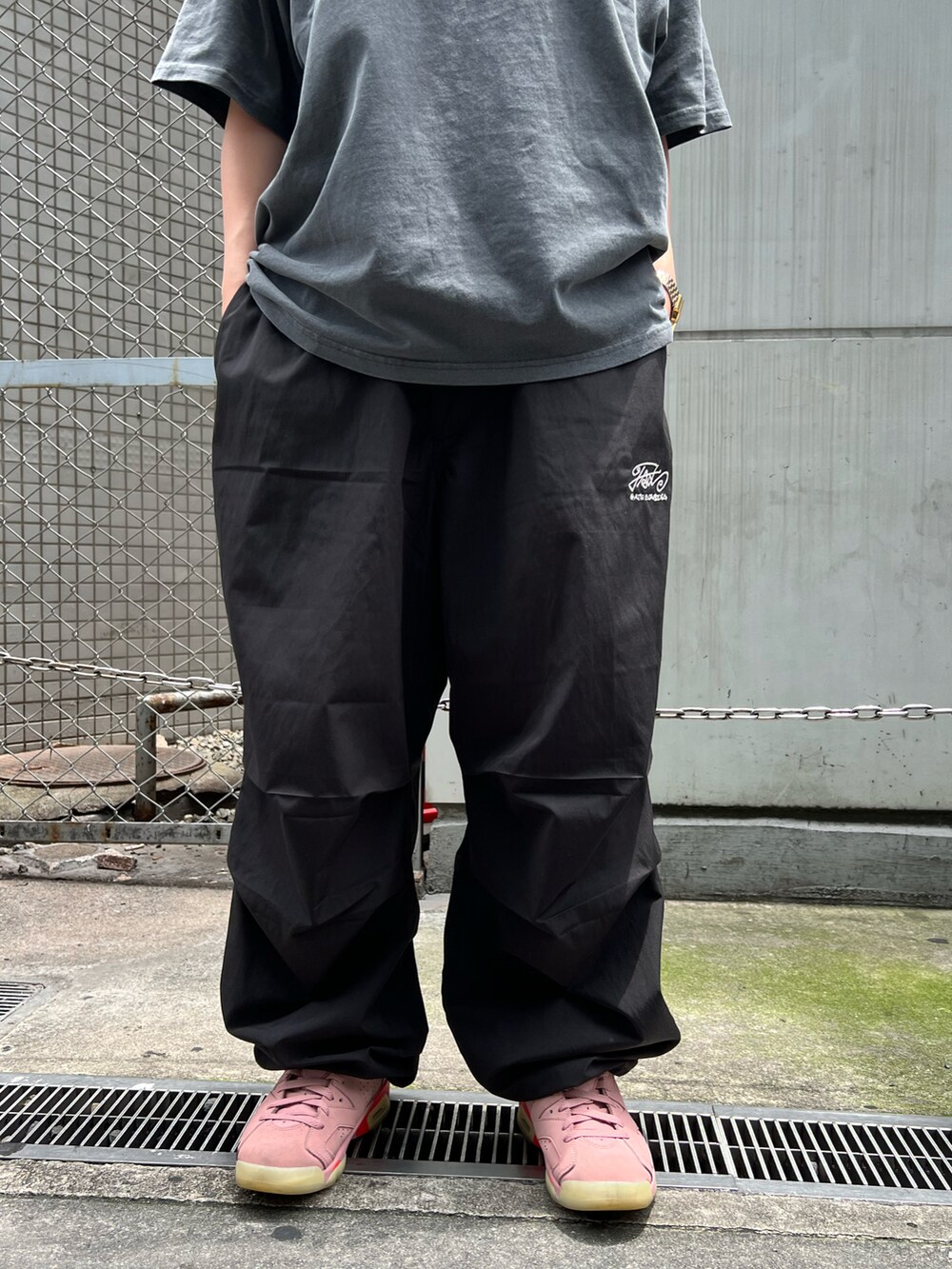 ブラック系のTシャツ/カットソー、ブラック系のカーゴパンツ、ブラック系のニットキャップ/ビーニーを着用したレディースの夏コーディネートの4枚目の写真