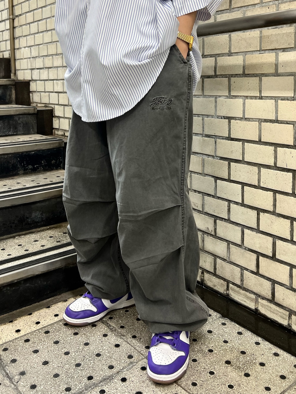 ホワイト系のシャツ/ブラウス、グレー系のカーゴパンツ、ブラック系のニットキャップ/ビーニーを着用したレディースの夏コーディネートの4枚目の写真