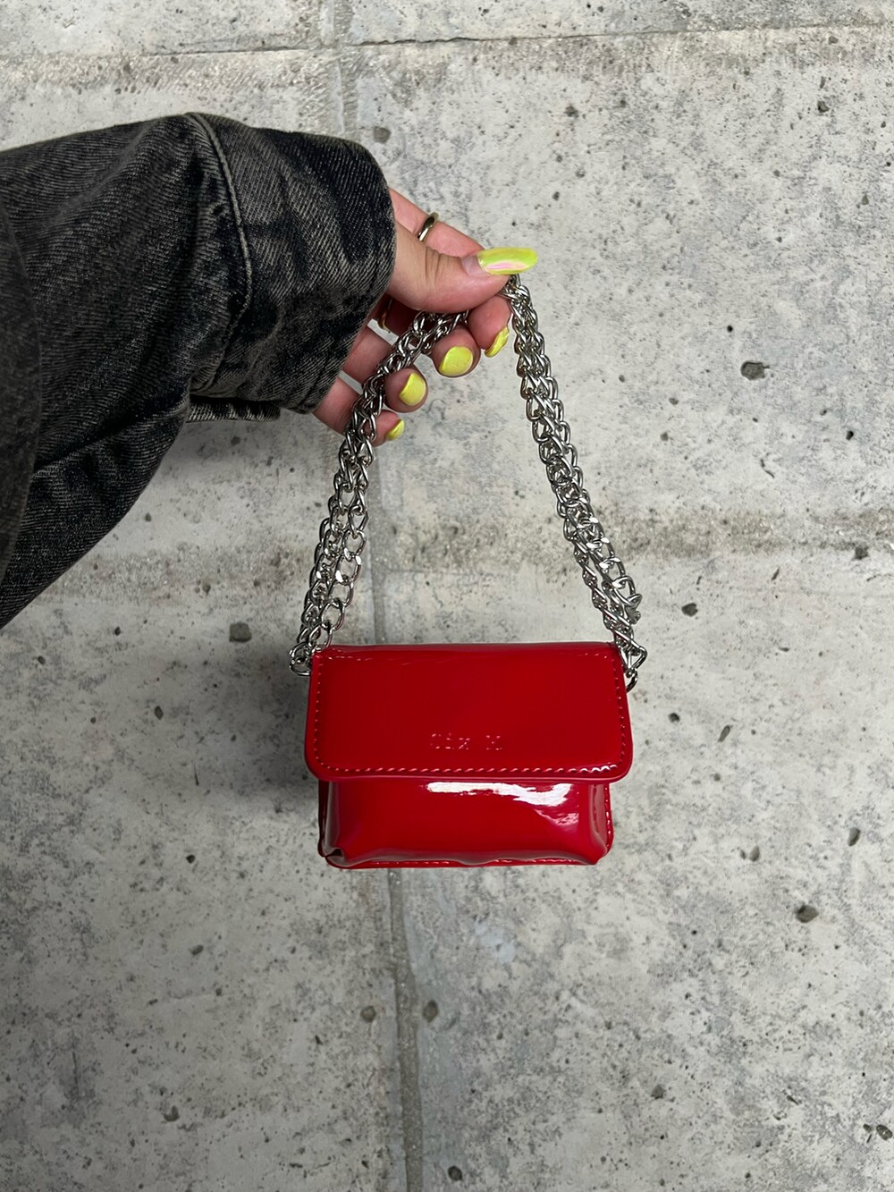 ブラウン系のブルゾン、ホワイト系のキャミソール、ブラウン系のデニムパンツを着用したレディースの秋コーディネートの5枚目の写真