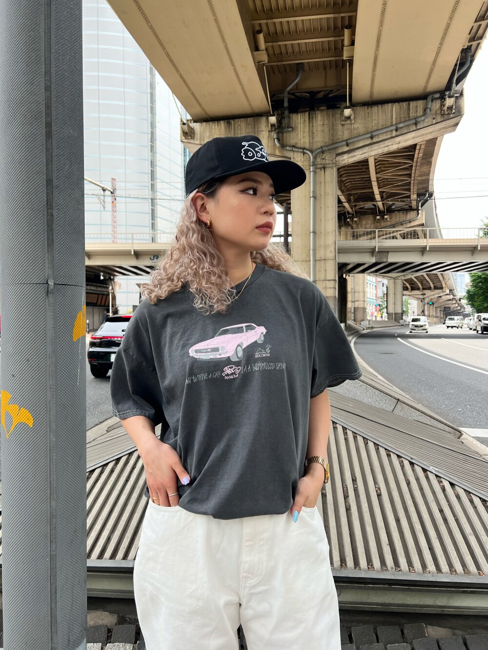 グレー系のTシャツ/カットソー、ホワイト系のデニムパンツを着用したレディースの春コーディネートの2枚目の写真