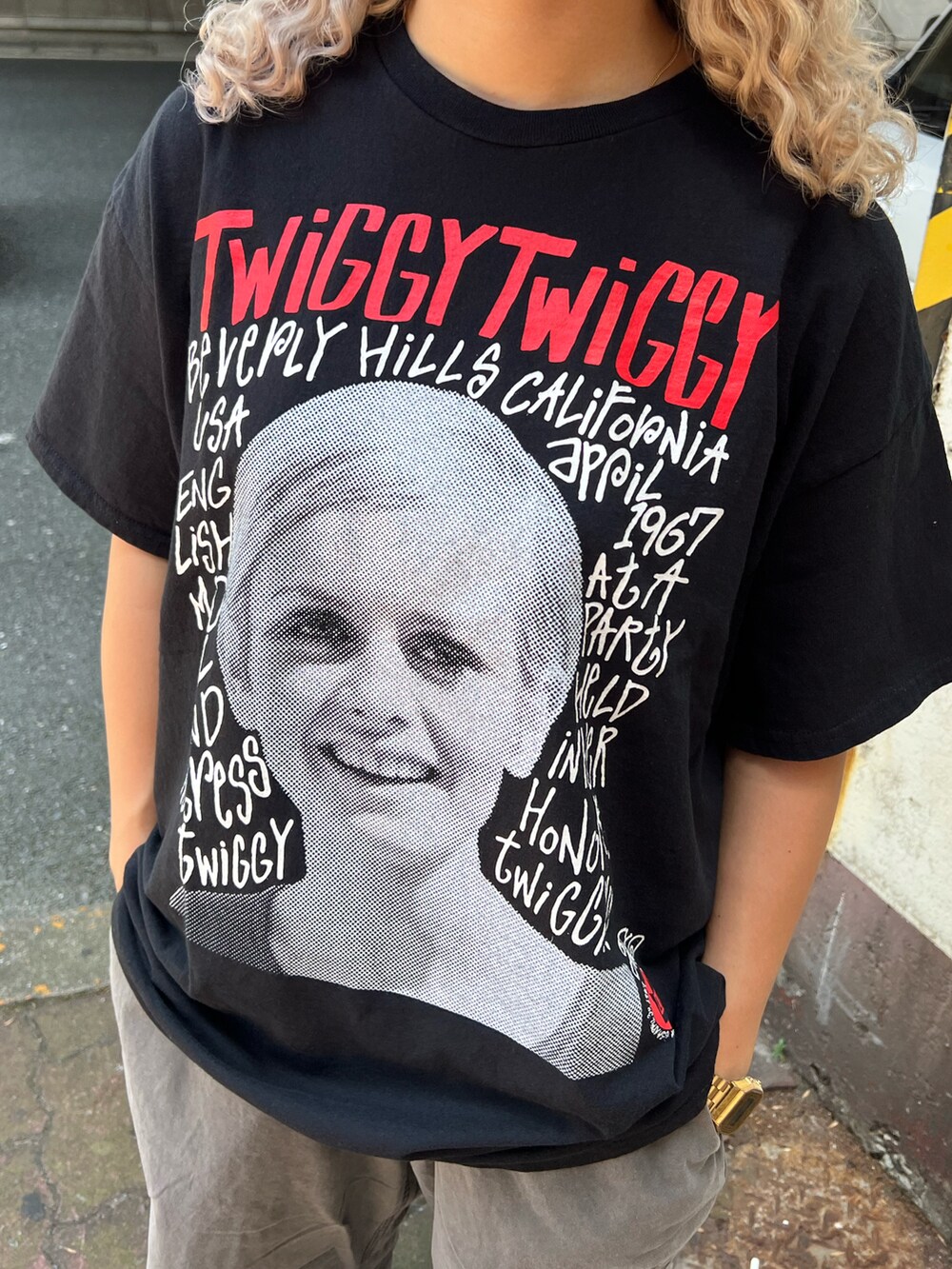 ホワイト系のTシャツ/カットソー、グレー系のカーゴパンツを着用したレディースの夏コーディネートの3枚目の写真