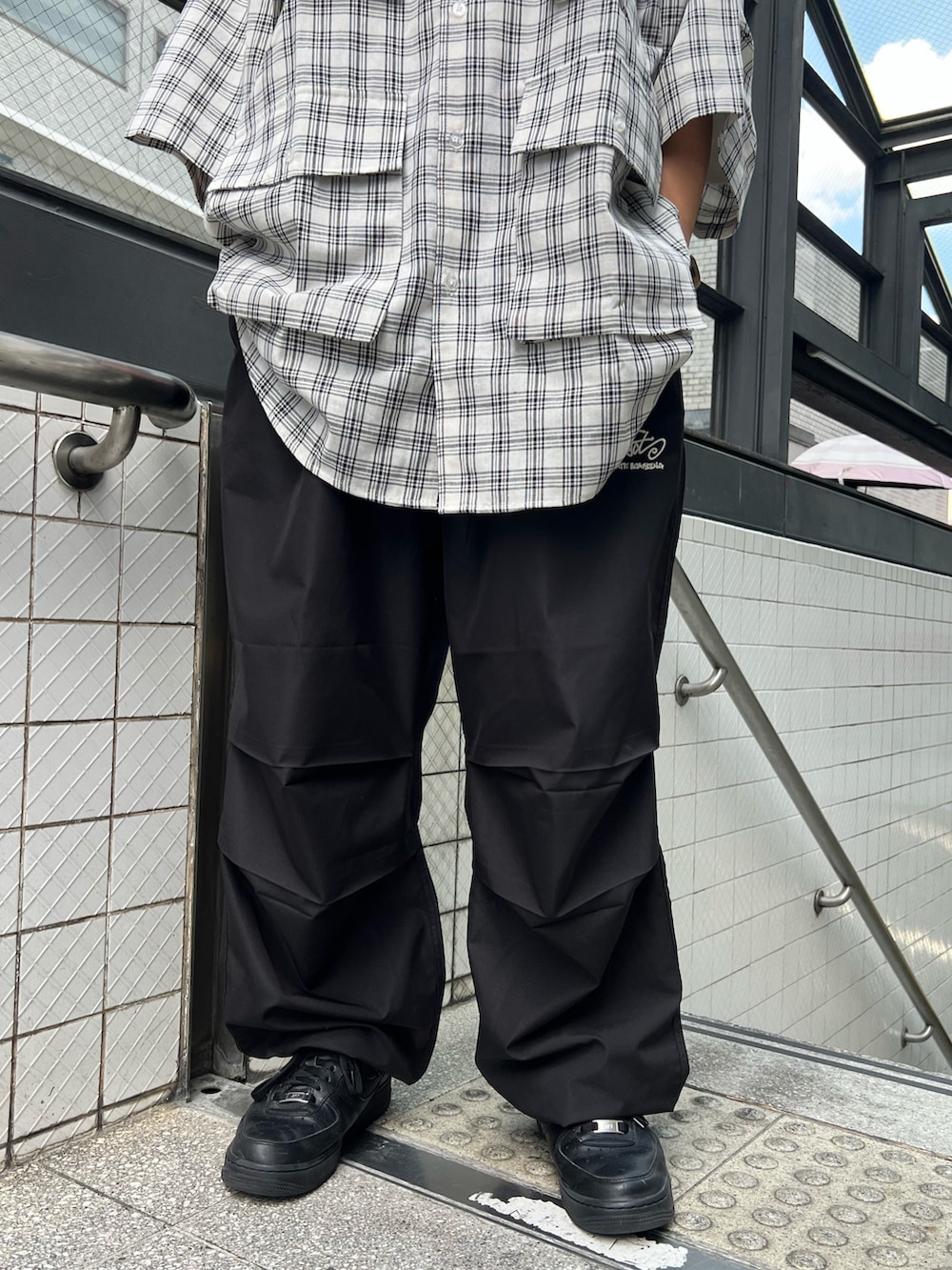 ベージュ系のシャツ/ブラウス、ブラック系のカーゴパンツを着用したレディースの夏コーディネートの5枚目の写真