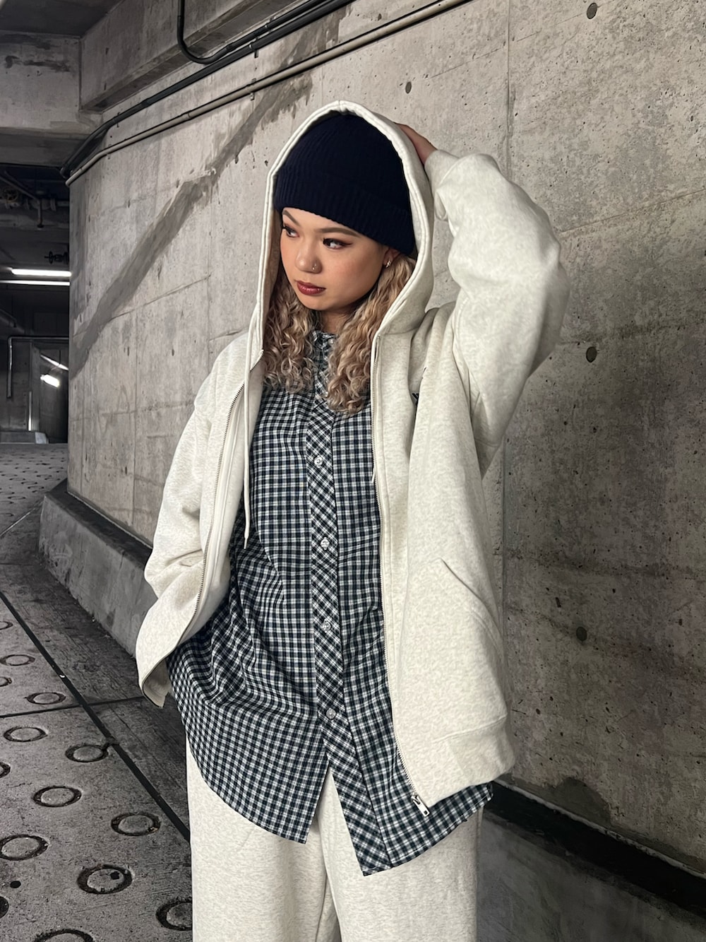 ホワイト系のシャツ/ブラウス、グレー系のパーカー、グレー系のスウェットパンツを着用したレディースの秋コーディネートの3枚目の写真