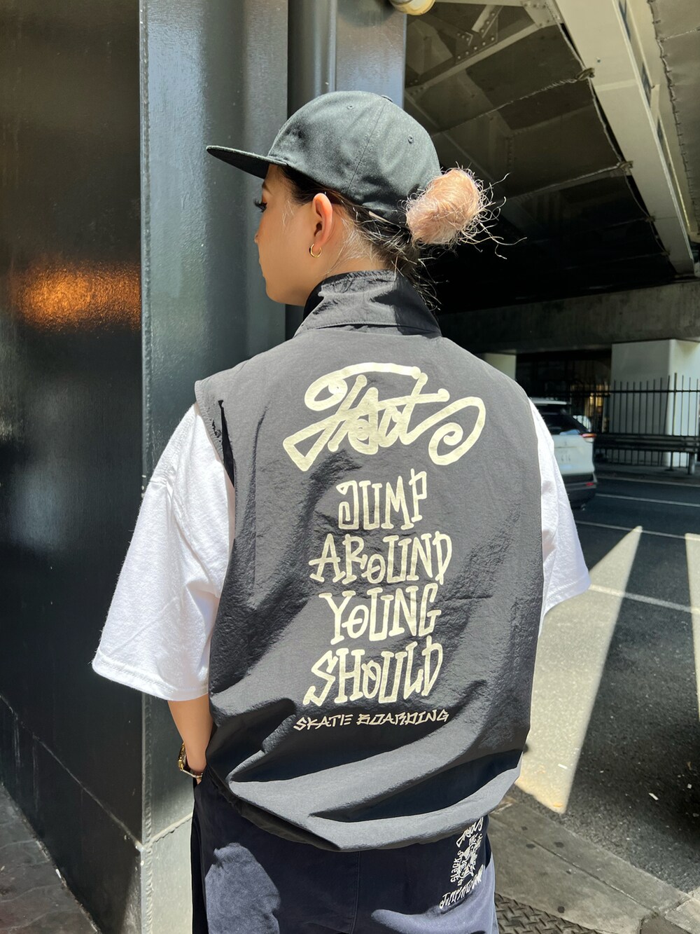 「春夏コーデ、シンプルコーデ、夏コーデ、モノトーンコーデ、ベスト、ベストコーデ、ベストスタイル、ベスト×Tシャツ、フーズフーギャラリー(WHO'S WHO gallery)、wwg、メンズコーデ、メンズライクコーデ、メンズライク女子、チノパン、カーハート」｜「WHO'S WHO galleryのCOOPER FACTスタンドカラーベスト（ベスト、ブラック系）」を使った、Yuiさん（レディース・160cm）の春コーディネートの3枚目の写真