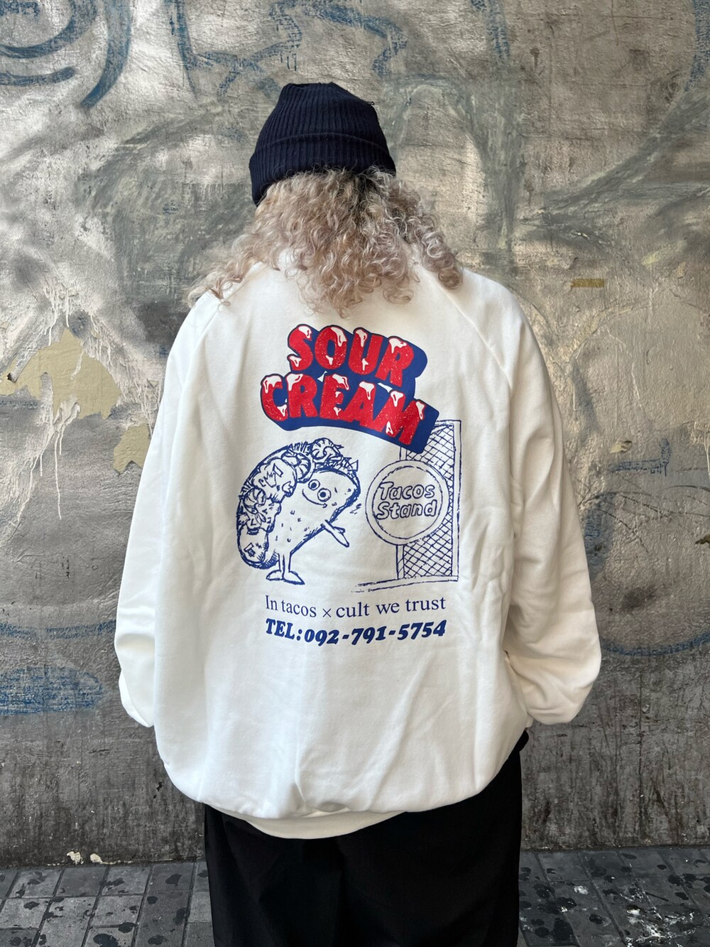 ブラック系のカーゴパンツを着用したレディースの秋コーディネートの4枚目の写真