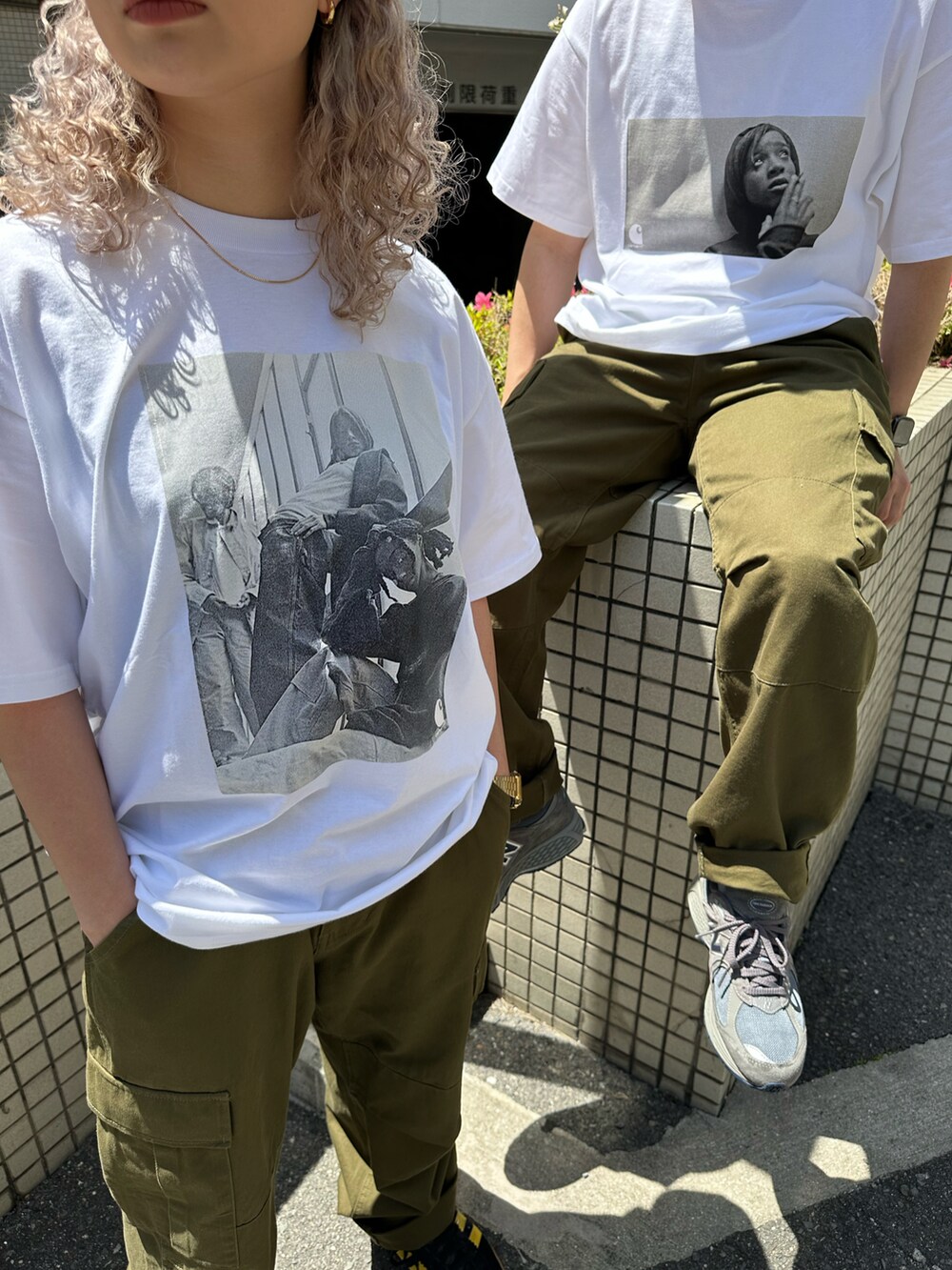 ホワイト系のTシャツ/カットソー、グリーン系のカーゴパンツ、ブラック系のスニーカーを着用したレディースの春コーディネートの2枚目の写真