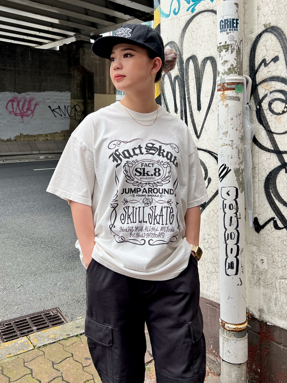 ホワイト系のTシャツ/カットソー、グレー系のカーゴパンツを着用したレディースの夏コーディネートの2枚目の写真